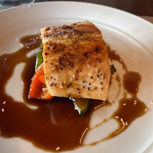 Salmon a la plancha con vegetales teriyaki 