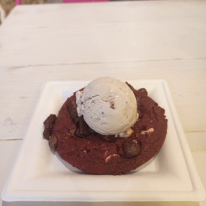 Galleta RedVelvet XL con helado de Brownie