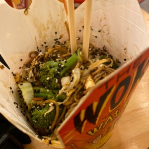 Arma tu wok - Base de Noodles de arroz, brocoli, salda tokio, vegetales y semillas de sesamo