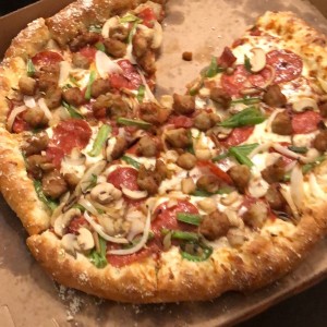 Pizza Familiar Ultimate Supreme + Pizza Familiar Pepperoni