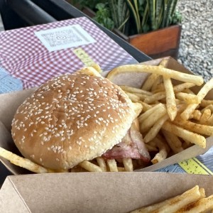 Combo - hamburguesa BBQ bacon + papas fritas + soda