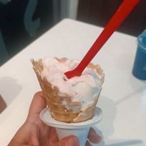 Blizzard Fresa Cheesecake en cono waffle