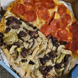 Pizza mitad Kritikos, mitad pepperoni