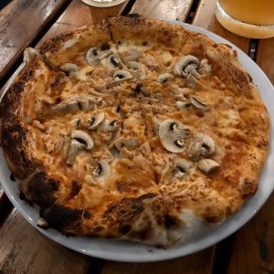 Pizza de pollo y hongos 