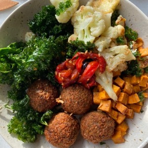 Falafel Mediterranean Bowl: kale reemplazando quinoa roja