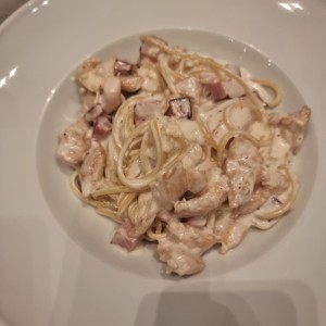 Spaguetti en salsa alfredo con pollo