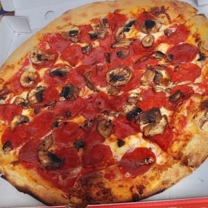 Pizza de Pepperoni y Hongos