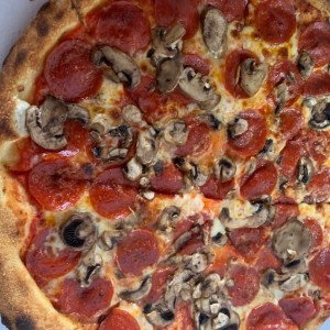 Pizza Familiar de Pepperoni y Hongos