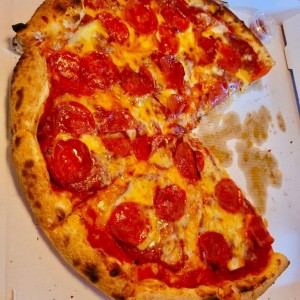 Pizza Familiar SALAMI PICANTE CON PEPPERONI 