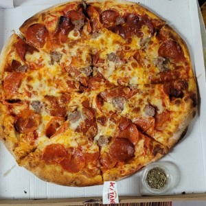 Pizzas Rojas - Pepperoni con extra pepperoni y extra chorizo italiano