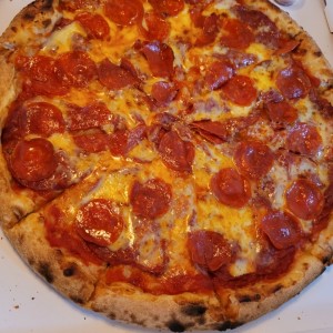 Pizza salami picante con peperoni 