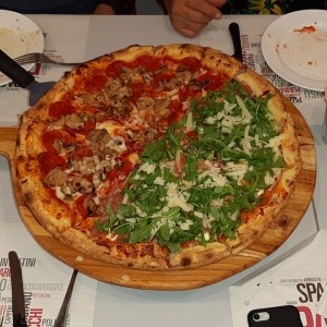 Pizza mitad Canivora/mitad Katane