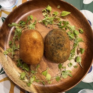 Arancino (Croquetas de arroz frito rellena)