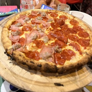 Pizza 14? de peperoni y carnivora