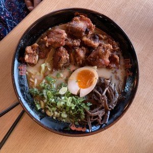 Ramen de costillas de cerdo fritas