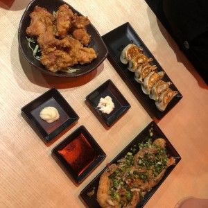 Entradas; Gyozas,Karaage y Spicy Fried Ebi