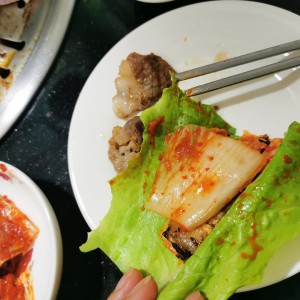 Lechuga, kimchi + carne y costilla ????