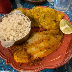 Filete de pedcado con patcones y arroz con coco