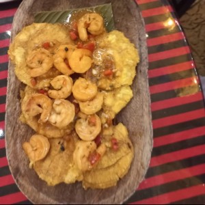 Camarones al Ajillo con Patacones