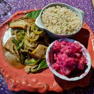 Lechona con arroz con coco y ensalada de feria