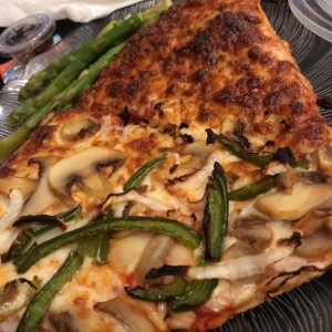 pizza de queso y de vegetales sin aceitunas