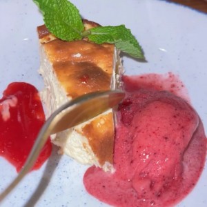 cheesecake con helado de frutos rojos