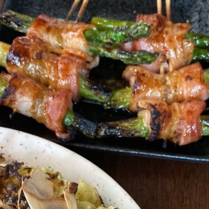 Brochetas de esparragos con bacon