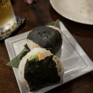 Onigiri de salmon y edamame