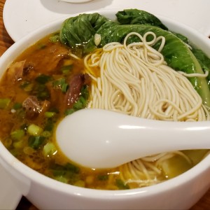 Sopa de Fideo con Res estilo Taiwanes