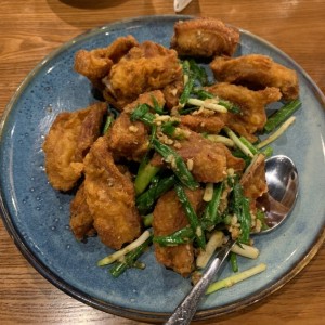 Costillas fritas con cebollina