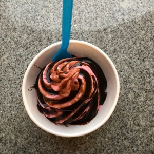 raspberry yogurt con topping de chocolate