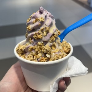 Blueberry yogurt con leche condensada y granola 