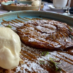 Tarta fina de manzanas con helado