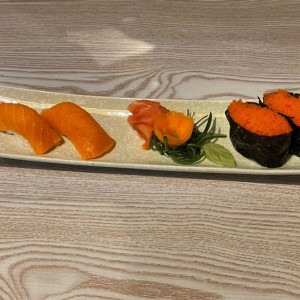 Nigiri de Sake (Salmon) y de huevos de cangrejo. 