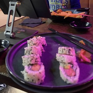 Sushi Rolls - Alaska Roll y al fondo Kids menu de pollo y papas