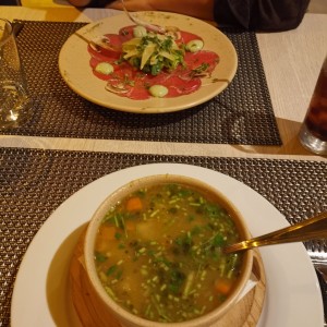 Sopa de minestrone y carpaccio