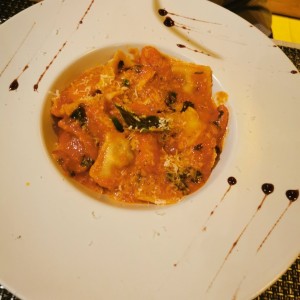 Raviolli de carne fileto a la pomodoro