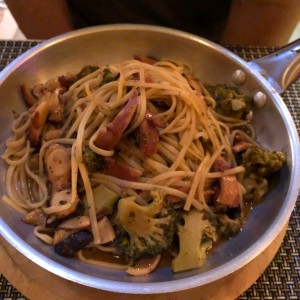 Linguinni con pulpo y brocoli 