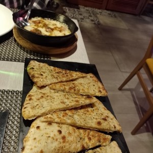 Provoletta con chorizo y pan chapata