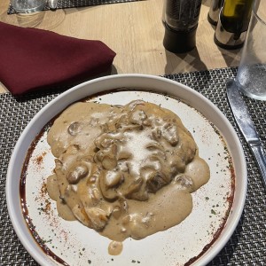 Pechuga de pollo con hongos porcini