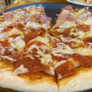 Pizza grande de peperoni y jamón