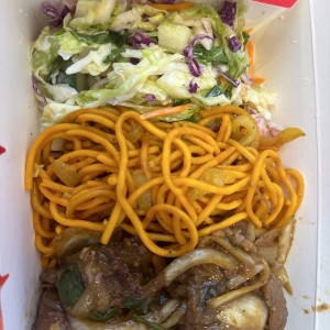 Carne a la Mongolia con lo mein y ensalada 