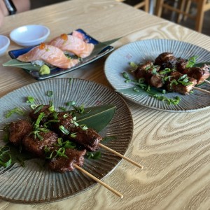 Robata Yakiton/Yakiniku & Niguiri de Salmon