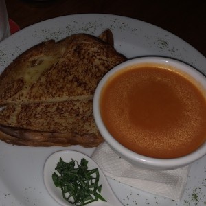 Grilled Cheese con sopa de tomate