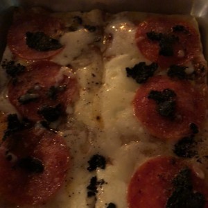 pizza de peperoni y ajo negro