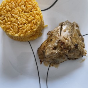 Pechuga de pollo con arroz amarillo