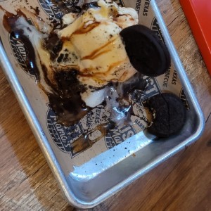 brownie xon helado y galleta oreo