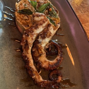 Pulpo con hummus de pimenton