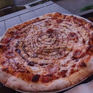 Pizza de chorizo italiano, pollo y BBQ 