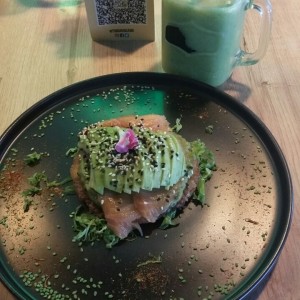 crunch avocado y salmon